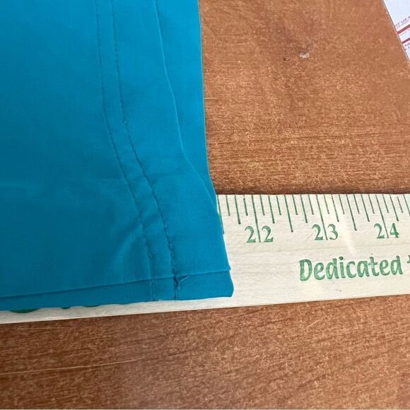 Weekends by Chicos, women’s size one(m) polyester blend cargo capris - Picture 8 of 9